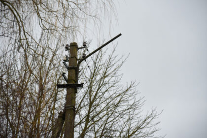 Panevėžyje per pastaruosius metus gerokai sumažėjo tamsių užkaborių. Miestui elektrifikuoti šįmet išleista maždaug 170 tūkst. eurų. Ir visgi Aukštaitijos sostinės gyvenamuosiuose rajonuose tebesama tamsoje skendinčių vietų, kuriose klaidžioja ir laiškininkai, ir pagalbos tarnybos.
