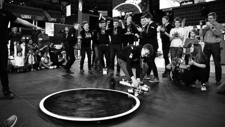 J. Balčikonio gimnazijos robotikos komanda „JBG Robotics“ atstovavo Panevėžiui Estijoje vykusiose tarptautinėse robotų varžybose „Robotex 2019“. Panevėžiečiams jos buvo itin sėkmingos – iškovotos prizinės vietos ir taurė.