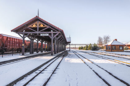 Kalėdoms daugybę kelionių ir ekskursijų suplanavę Aukštaitijos siaurojo geležinkelio darbuotojai patys nebenori nė eglutės puoštis. Susisiekimo ministerijos ir Anykščių rajono savivaldybės valdomos viešosios įstaigos skolos paliko žmones be algų dar nuo rugsėjo. Finansinių įstaigos įsipareigojimų asmeninėmis lėšomis užkaišioti nebepajėgiantis direktorius Mindaugas Jucevičius teigia nebegalintis toliau tylėti. Anot jo, čia – siauruko kelio pabaiga.