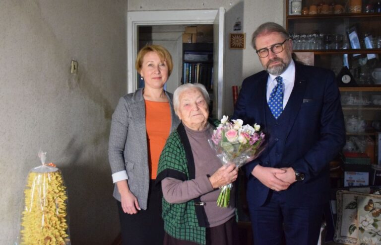 Šiandien Panevėžio miesto meras Rytis Račkauskas ir Socialinio skyriaus atstovė Daiva Simonaitienė 100-ojo gimtadienio proga pasveikino panevėžietę, ilgametę mokytoją Valę Zablockienę.