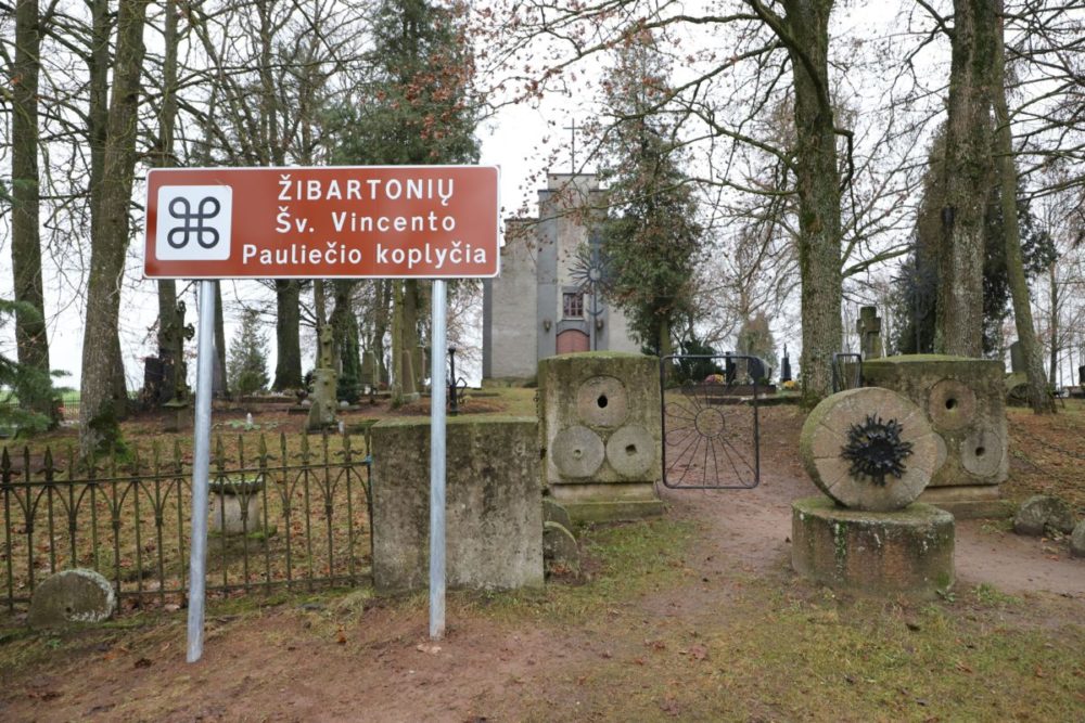 Ant kalvos, kapinaitėse – Žibartonių Šv. Vincento Pauliečio koplyčia. I. Stulgaitės-Kriukienės nuotr.