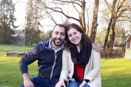 Panevėžietės Otilijos Kolodonskytės-Di Fazio ir jos sutuoktinio italo Salvatorės istorija tik dar kartą įrodo, jog negalia – ne argumentas save stabdyti. Jiedu nuo gimimo gyvena visiškos tylos pasaulyje, tačiau dėl to nejaučia barjerų ir net imasi darbų, kurie – nemenkas iššūkis ir girdintiesiems. Ne vienas panevėžietis yra važiavęs italo futbolininko Salvatorės vairuojamu taksi, o Otilija jau sausį pradės vadovauti Panevėžio kurčiųjų reabilitacijos centrui.