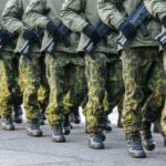 Nuo penktadienio policininkams didžiuosiuose šalies miestuose patruliuoti padeda Lietuvos kariuomenės Karo policija, savaitgalį į patruliavimą įsijungs ir Šaulių sąjunga.