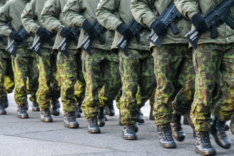 Nuo penktadienio policininkams didžiuosiuose šalies miestuose patruliuoti padeda Lietuvos kariuomenės Karo policija, savaitgalį į patruliavimą įsijungs ir Šaulių sąjunga.