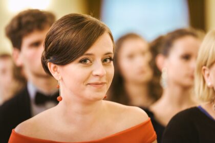 Žinomo Panevėžio atlikėjo Kastyčio Kerbedžio dukros Konstancijos vardas dar neseniai dažnai skambėdavo gimtojo miesto renginiuose, konkursuose, šventėse. Dabar 22-ejų moteris įsikūrusi sostinėje ir renkasi ramesnį gyvenimą, tačiau nuo tėčio praminto kelio visgi toli nesitraukia. Neseniai grįžusi iš emigracijos Kinijoje su sutuoktiniu kviečia į koncertus, kuriuose pasakoja ypatingą savo meilės istoriją,