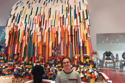 Iš Panevėžio kilusiam Danui Paškauskui tikriausiai pavydėtų kiekvienas vaikas. Panevėžietis dirba pasaulinio garso kompanijoje „Lego“, kurios gaminamų žaislų apsuptyje užaugo ne viena karta. Jei manote, jog spalvingos „Lego“ kaladėlės ir rimta profesinė karjera – nesuderinami, jūs neabejotinai klystate.