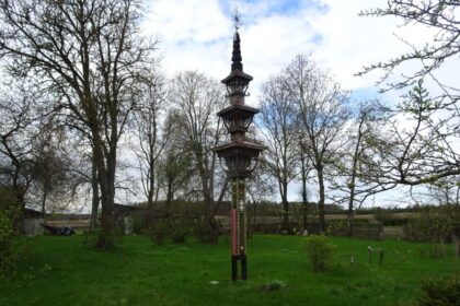 Daugiau kaip prieš šimtą metų Lietuvoje ypatingai progai paminėti kilo medinių kryžių statymo banga. Tie amžinieji pakelių, kaimų, kryžkelių, sodybų, aikščių palydovai kilo ne bet kokie, o kiekviename regione vis kitokie.