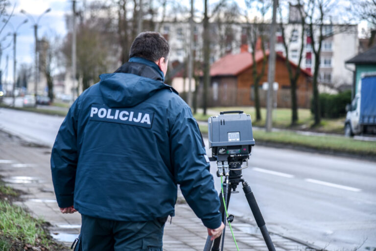 Baigiasi mėnuo, kai Panevėžio gatvėse atsirado naujieji policijos greičio matuokliai, praminti trikojais. Migruodami iš vienos vietos į kitą jie užfiksavo šimtus kelių eismo taisyklių pažeidėjų, kurie per Aukštaitijos sostinę nesibodėjo praskrieti ir 120 km/val. greičiu.