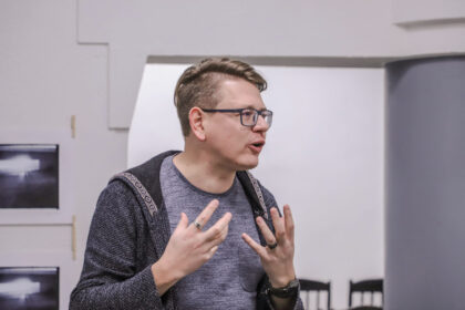 Apie ką pagalvojame išgirdę žodį „Soliaris“? Tikriausiai apie taip pavadintame filme nusifilmavusį Lietuvos teatro ir kino legendą Donatą Banionį, gal apie šio filmo režisierių Andrejų Tarkovskį, o gal žymų lenkų fantastą, romano „Soliaris“ autorių Stanislavą Lemą? Kas mums patiems yra „Soliaris“? Paslaptingoji planeta, gebanti realizuoti neįgyvendinamus norus ir troškimus? Kažkas, ko bijome, ką sužinoti be galo smalsu, ko nesuprantame. Kažkas tarp žmogiškai pažinaus ir nežemiškai protingo.