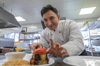 Prieš daug metų turkas Caglaras Narinas susapnavo trispalvę. Atsikėlęs ryte išsiaiškino, kad tai mažos, lietingos, beveik nepažįstamos šalies – Lietuvos vėliava. Dabar 45-erių vyras tiki, kad jo sapnas buvo pranašystė apie nuostabią meilę lietuvaitei, su kuria užsienietis užpernai naują gyvenimo lapą atvertė jau Panevėžyje.