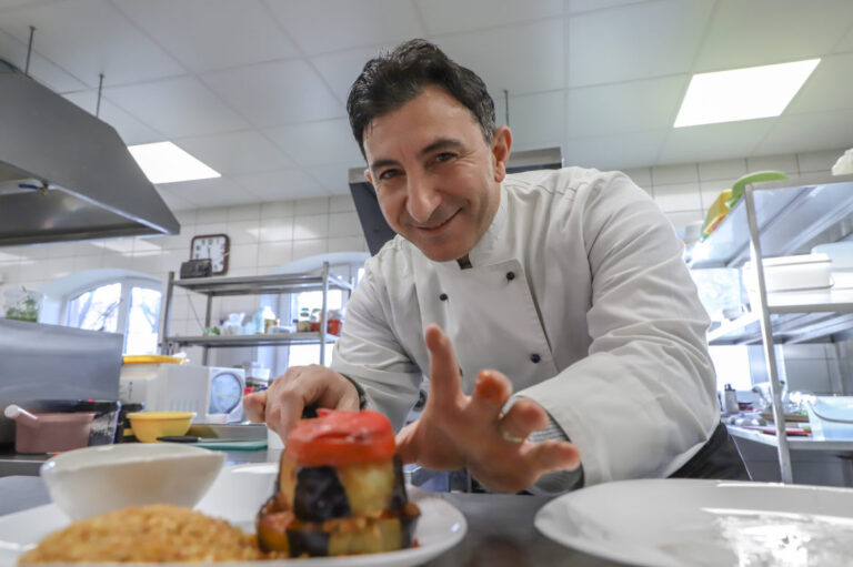 Prieš daug metų turkas Caglaras Narinas susapnavo trispalvę. Atsikėlęs ryte išsiaiškino, kad tai mažos, lietingos, beveik nepažįstamos šalies – Lietuvos vėliava. Dabar 45-erių vyras tiki, kad jo sapnas buvo pranašystė apie nuostabią meilę lietuvaitei, su kuria užsienietis užpernai naują gyvenimo lapą atvertė jau Panevėžyje.