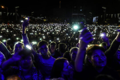 Yra trys melo rūšys: melas, bjaurus melas ir statistika – sakė amerikiečių rašytojas Markas Tvenas. Dėl tiesos skaičiuose jau daug metų nesutaria ir Lietuvos statistikos departamentas bei šalies savivaldybės. Pastarosios savo teritorijose suskaičiuoja žymiai daugiau gyventojų, nei skelbia statistikų duomenys. Antai Panevėžio mieste gyvenamąją vietą šių metų sausį deklaravo net 8 tūkst. žmonių daugiau, nei jų nurodo departamentas.