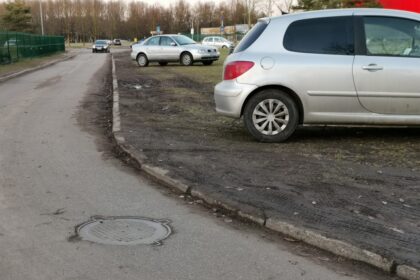 Statistikos duomenimis, Panevėžyje dabar važinėja tiek automobilių, kad visų jų po vieną užtektų kas antram miesto gyventojui. Tokiai prabangai dar sovietmečiu įrengtos daugiabučių namų aikštelės tapo akivaizdžiai per ankštos. Tačiau po gero dešimtmečio lėšų aikštelių plėtrai pagaliau suradusios Panevėžio savivaldybės pasiūlymas sudomino tik kelias bendrijas.