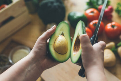 Avokadai yra unikalūs vaisiai, iš kitų išsiskiriantys sveikųjų riebalų kiekiu. Daugybė pasaulinių tyrimų rodo neabejotiną avokadų naudą žmogaus sveikatai. Nors greitas gyvenimo tempas apsunkina galimybę į savo racioną įtraukti maistingų produktų, ekspertai išskiria svarbiausias avokadų savybes, kurios įtikins rinktis šį vaisių net labiausiai neturinčius laiko sveikai maitintis.