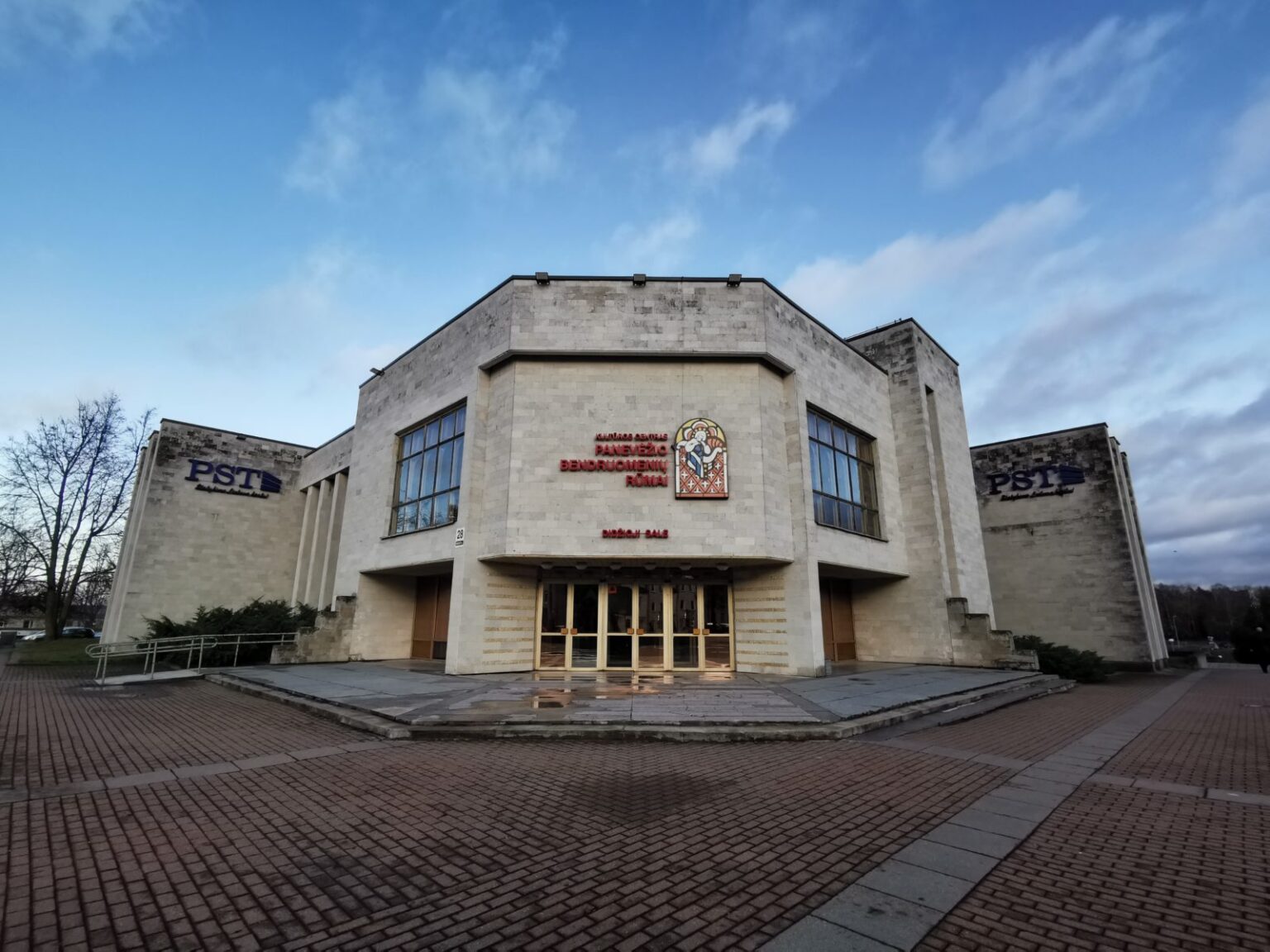 Naujus metus Panevėžio kultūros įstaigų darbuotojai sutinka viltingai – jiems pažadėti jau kitą mėnesį didesni atlyginimai. Ir nors tai bene pirmas kartas, kai kultūrininkų piniginės turėtų realiai papilnėti maždaug šimtu eurų, darbo užmokesčio dydis išlieka savotiška mistika. Vienos didžiausių Panevėžyje kultūros įstaigų vadovė pripažįsta galinti tik pasvajoti apie uždarbį, kokį gauna jos kolegė periferijoje.