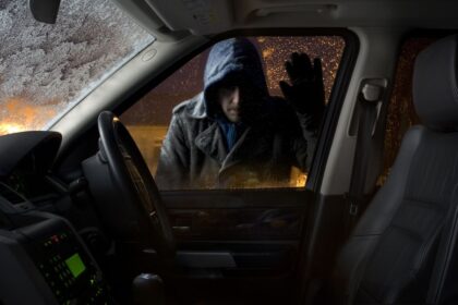 Automobilių vagys uždarbiauja susirinkdami nepigias detales.