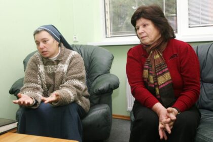 Prieš porą metų pasirodžiusi knyga apie Panevėžio romų bendruomenę „Panevėžio romų keliai keleliai“ sukėlė kone tarptautinį skandalą. Nors knyga jau surinkta iš bibliotekų ir privačių asmenų, romų bendruomenei atstovaujanti panevėžietė Rasma Kačiulė kartu su teisininkais rengiasi kreiptis į Strasbūro teismą dėl garbės ir orumo įžeidimo bei galimai paskleistos neteisingos informacijos. Viena iš knygos autorių, panevėžietė Vida Beinortienė teigė, kad ne vienerius metus leidinys rengtas tam, kad ir romai turėtų savo bendruomenės istoriją. Visgi knygai išvydus dienos šviesą, pasak V. Beinortienės, romai išsigando savo atvirumo.