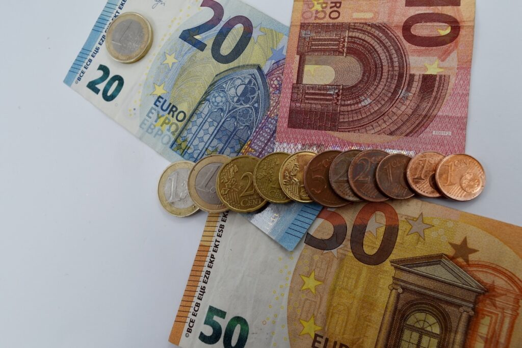 Daugiau nei pusė Panevėžio regiono darbuotojų dabar į rankas gauna mažesnį nei 631 euro atlyginimą. Daugiausia uždirba vadovai ir pilotai. Beje, ir pastarųjų atstovai Panevėžyje tik galvas kraipo, kuriam čia aitvarai neša tokius turtus. O tiems, kam dėl atlyginimo nepasisekė, Aukštaitijos darbdaviai gali pasiūlyti nemokamos kavos ar renginių.