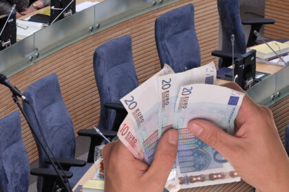 Kas mėnesį prie darbo užmokesčio dar gauti po beveik tūkstantį eurų su savo veikla susijusioms išlaidoms – išimtinai Seimo narių privilegija, nors pastarieji skųstis mažais atlyginimais ir negali. Panevėžyje rinkti seimūnai pasižymi „ūkiškumu“ – kai kurie parlamentinei veiklai skirtas lėšas išnaudoja iki paskutinio cento.