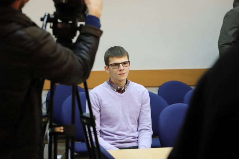 Prieš dvejus metus Panevėžyje nužudyto septyniolikmečio byloje skleidžiasi ilgos nežinios ir laukimo širma. Dėl šio kraupaus nusikaltimo prieš Panevėžio apygardos teismą stojo ką tik dvidešimties sulaukęs Tadas Jankūnas.