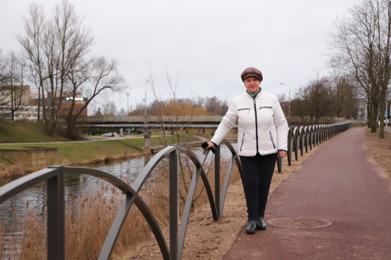 Marti poniai Vidai yra padovanojusi ir šiaurietiško ėjimo lazdas, tačiau kol kas jų netenka išsitraukti. Senjorės teigimu, ėjimas jai ne itin prie širdies, mat pati – per daug aktyvus žmogus. I. STULGAITĖS-KRIUKIENĖS nuotr.
