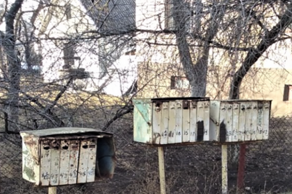 Panevėžio miesto savivaldybė siekia išvalyti miestą nuo jį teršiančių pašto dėžučių blokų. Dažnai tai tiesiog nenaudojami, surūdiję, aplūžę savo laikmetį atgyvenę reliktai.