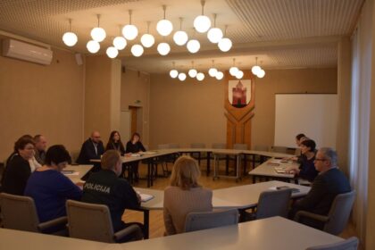 Panevėžio miesto savivaldybėje aptarta aktuali problema – kaip padėti žmonėms, ypač gyvenantiems daugiabučiuose namuose, jei kaimynai į butus ar bendrąsias patalpas ima nešti šiukšles, kaupti atliekas, kelti pavojų sau ir aplinkiniams (girtauja, rūko lovoje, palieka neišjungtas virykles ir pan.).