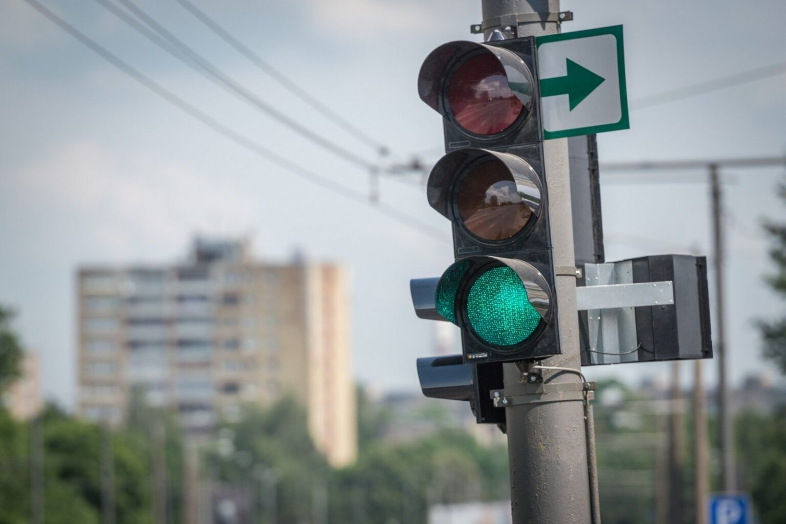 Vyriausybė trečiadienį visam laikui leido grąžinti dešinįjį posūkį automobiliams leidžiančias vadinamąsias žaliąsias rodykles sankryžose.