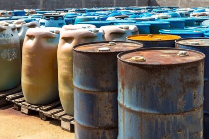 Galbūt nelegaliai laikomų pavojingų atliekų rasta Pakruojo ir Panevėžio rajonuose, pirmadienį pranešė Aplinkos apsaugos departamentas.