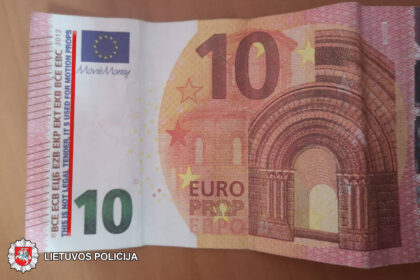 Išradingi lietuvaičiai stengiasi visais įmanomais būdais praturtėti. Pastaruoju metu stebina tendencija, kai netikri Lietuvos apyvartoje esantys pinigai užsakomi ir atsisiunčiami iš įvairių internetinių tinklalapių.