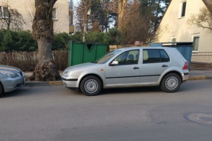 Vilniui surengus akciją įžūlius vairuotojus, ne vietoje paliekančius automobilius, tramdyti nutempiant jų transporto priemones, netrukus Seime atsirado siūlymas tokią teisę suteikti visoms savivaldybėms. Sostinės valdžia ėmėsi bandomosios akcijos ir Kelių eismo taisyklių nepaisančius vairuotojus pamokė nuveždama jų automobilius. Tam į pagalbą buvo pasitelkti policijos pareigūnai, nes pati Savivaldybė tokios teisės neturi – tegali išrašyti simbolinę baudą.