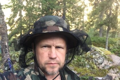 Aštuonios dienos laukinėje gamtoje, kur neveikia mobilusis ryšys, o artimiausias kaimelis – už keliasdešimties kilometrų per kalnų uolas. Iki tikslo – aštuonios dešimtys kilometrų srauniomis upėmis ir jų slenksčiais. Vieninteliai kelionės palydovai – spiečiai išalkusių uodų ir mašalų, adrenalinas ir už kiekvieno kampo laukiantys iššūkiai. Į tokią išgyvenimo kelionę Karelijos upėmis leidęsis panevėžietis tikina, kad tai buvo bene geriausias būdas išvėdinti galvą nuo bet kokių minčių.