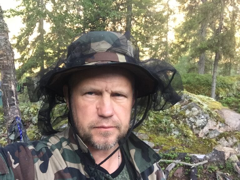 Aštuonios dienos laukinėje gamtoje, kur neveikia mobilusis ryšys, o artimiausias kaimelis – už keliasdešimties kilometrų per kalnų uolas. Iki tikslo – aštuonios dešimtys kilometrų srauniomis upėmis ir jų slenksčiais. Vieninteliai kelionės palydovai – spiečiai išalkusių uodų ir mašalų, adrenalinas ir už kiekvieno kampo laukiantys iššūkiai. Į tokią išgyvenimo kelionę Karelijos upėmis leidęsis panevėžietis tikina, kad tai buvo bene geriausias būdas išvėdinti galvą nuo bet kokių minčių.