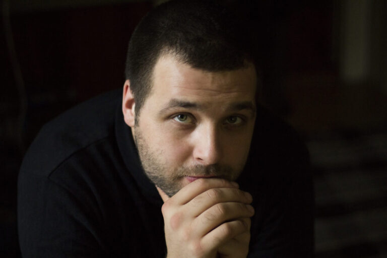 Metų pradžią, kai dainininkams, renginių vedėjams, aktoriams stabteli darbai ir stoja šioks toks štilis, panevėžietis aktorius Jurgis Marčėnas vadina laikotarpiu, kai reikia pasiimti knygą ar popieriaus lapą ir kažką parašyti.