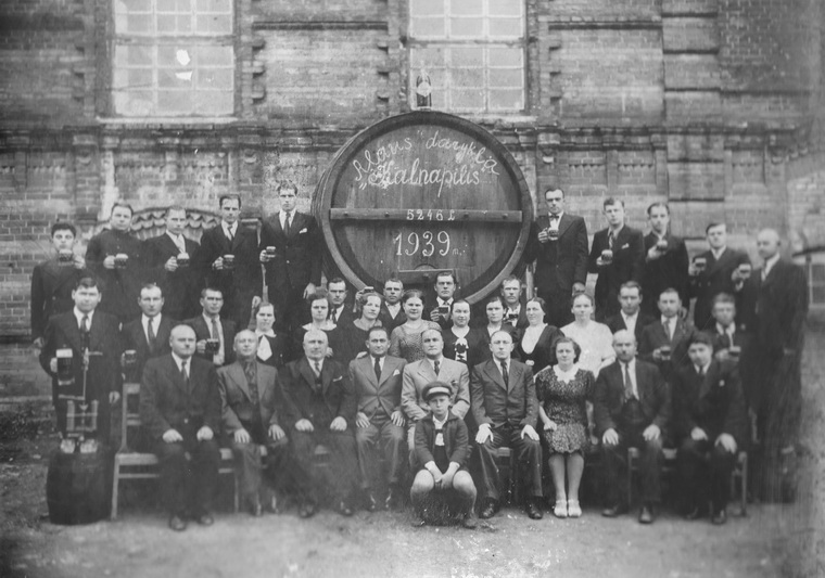 Broliai Izaokas ir Heselis Chazenai, 1929 metais įsigiję ir „Kalnapilio“ alaus daryklą (nuotraukoje), buvo stambiausi pramonininkai Panevėžyje, daug prisidėję prie miesto vystymosi. PANEVĖŽIO ŽYDŲ BENDRUOMENĖS nuotr.