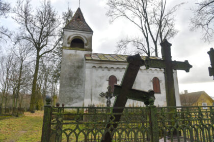 Perpildytose kapinėse mirusiesiems nebeužtenkant vietos, Vyriausybė svarsto išimties tvarka leisti laidoti artimųjų pelenus šeimos kapavietėse jau neveikiančiose kapinėse. Tokių tiek Panevėžyje, tiek rajone apstu. Kai kurie rajono seniūnai, išgirdę apie Vyriausybės planus, pripažįsta net krūptelėję – svarstoma galimybė atverti laidoti neveikiančias kapinaites juos ne juokais išgąsdino.