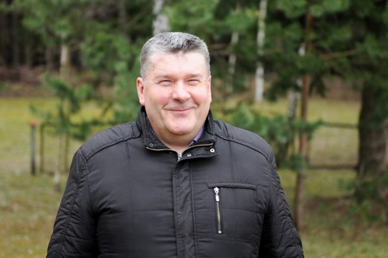 Paįstrio seniūnas Virginijus Šležas juokauja, kad nors jų stadionas senutėlis ir prastas, visgi čia verda principinės sporto dvikovos tarp Paįstrio ir Bernatonių. „SEKUNDĖS“ nuotr.