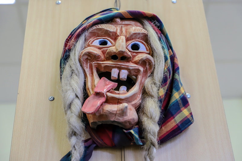 Smėlynės bibliotekoje veikia tautodailininko Alberto Valikonio sukurtų Užgavėnių kaukių paroda. I. STULGAITĖS-KRIUKIENĖS nuotr. 
