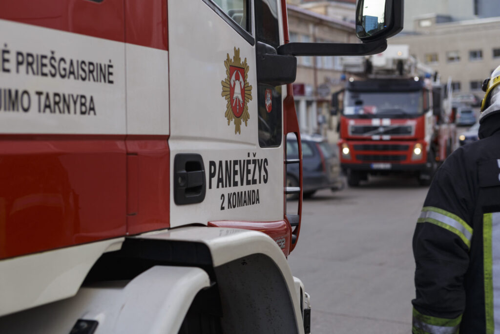 Šiandien 14.31 val. Bendrajame pagalbos centre skubios pagalbos tarnybų telefono numeriu 112 gautas pranešimas apie tai, kad Panevėžio r., Velžio sen., Uoksų k., Uoksų g. dega du ūkiniai pastatai.