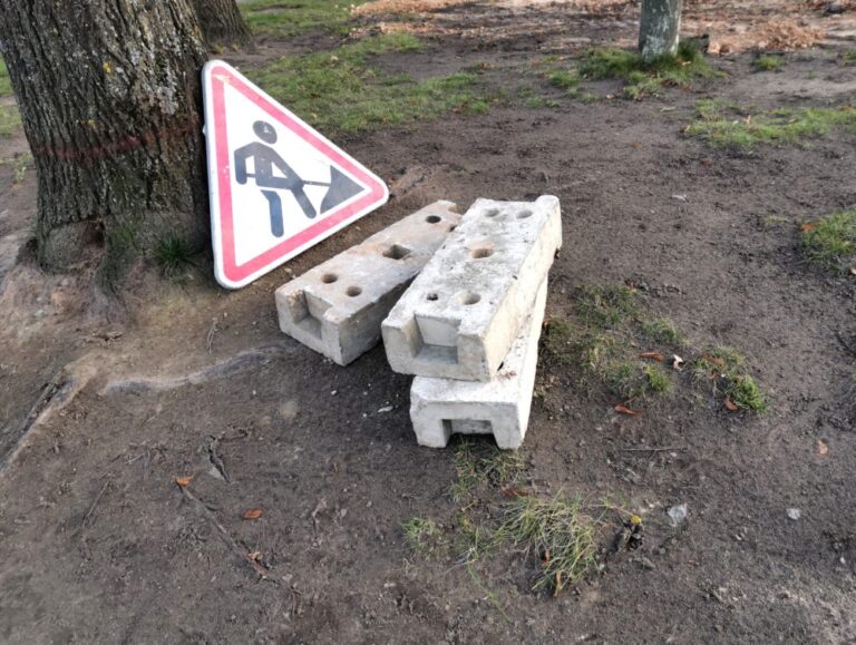 Dar dvi Panevėžio centrinės erdvės – Skaistakalnio parkas ir Nepriklausomybės aikštė – šią vasarą praeiviams bus uždarytos. Dėl jų atnaujinimo su miesto Savivaldybe rangos darbų sutartis pasirašiusios statybų kompanijos rengiasi čia įsikurti iki pusantrų metų. Ir aikštei, ir parkui tvarkyti konkursai skelbti vienas po kito, o galutinė darbų kaina išaugo maždaug dvigubai.