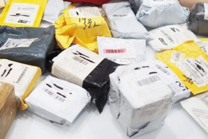 Koronaviruso protrūkis Kinijoje jau veikia ir Lietuvos logistikos verslą – daliai pasaulio oro bendrovių nutraukiant skrydžius į Kiniją, mažėja tranzitinių skrydžių per Lietuvą. Tuo metu Kinijoje nedirbant daugeliui logistikos centrų ir gamybos įmonių, gali sutrikti pašto siuntų iš Kinijos į Lietuvą siuntimas.