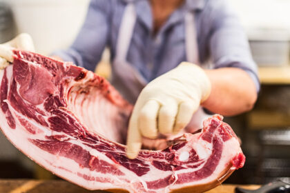 Prekybos tinklas „Maxima“ penktadienį sustabdė prekybą šviežia mėsa nustačius mikrobiologinę taršą bendrovės „Biovela“ kiaulienos sprandinėje ir kumpyje. Šiuo metu tiekimas prekybos tinkle jau atnaujintas, pranešė „Maxima“.