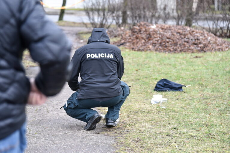 Panevėžio policija skelbia sulaikiusi įtariamąjį, kuris sekmadienio rytą Staniūnų gatvėje mirtinai sumušė vyrą. Sunkaus nusikaltimo padarymu įtariamas nepilnametis.