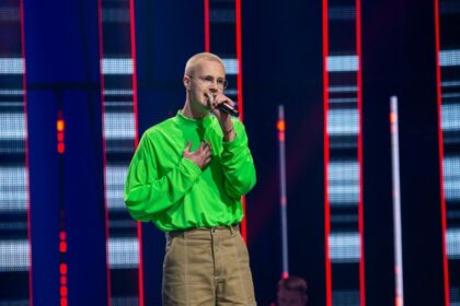 Panevėžiečio Simono Mackaus meile muzikai sunku suabejoti. Nuoširdus, paprastas ir lyg magnetas traukiantis jaunasis atlikėjas jau spėjo sužibėti televizijos projekte ir savo balsu bei pajautimu pravirkdė ne vieną komisijos narį. Simonas tikina, jog laikinos sėkmės jis nesivaiko. Į sceną jausmingasis aukštaitis kaskart lipa tikėdamasis, kad klausytojas išgirs istoriją, kurią jis nori papasakoti.