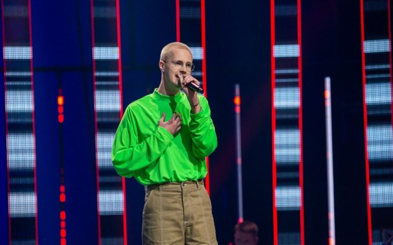Panevėžiečio Simono Mackaus meile muzikai sunku suabejoti. Nuoširdus, paprastas ir lyg magnetas traukiantis jaunasis atlikėjas jau spėjo sužibėti televizijos projekte ir savo balsu bei pajautimu pravirkdė ne vieną komisijos narį. Simonas tikina, jog laikinos sėkmės jis nesivaiko. Į sceną jausmingasis aukštaitis kaskart lipa tikėdamasis, kad klausytojas išgirs istoriją, kurią jis nori papasakoti.