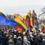 Geltona, žalia, raudona spalvomis sekmadienio popietę pražydo Senvagės prieigos – į Vasario 16-osios minėjimą prie Aleksandro paminklo, nešini vėliavomis, balionais ir pasipuošę tautine simbolika rinkosi panevėžiečiai ir miesto svečiai.