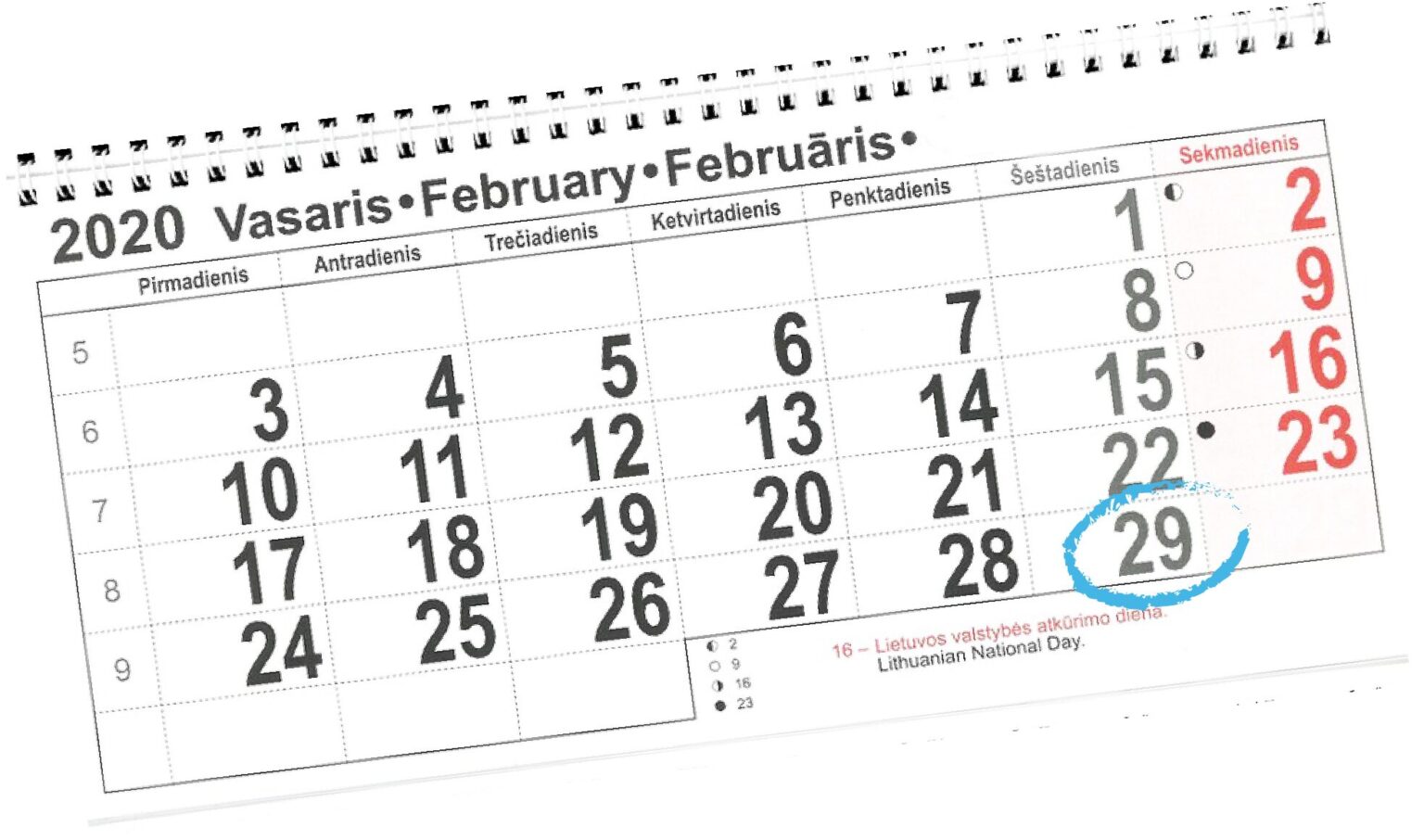 Tik kartą per ketverius metus kalendoriuje atsirandanti vasario 29-oji gali tapti nemenku iššūkiu norintiems šią dieną minėti ypatingas progas ar švęsti savo gimtadienį. Nors turbūt nėra kliūčių tai daryti kitą dieną, tačiau galimybę tikrąją dieną savo gimtadienį minėti kas ketverius metus turi tūkstančiai lietuvių.