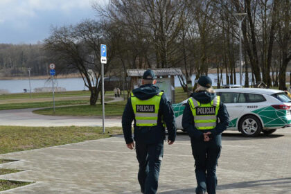 Policija teigia, kad savaitgalį daugumoje viešų vietų žmonių srautai buvo mažesni nei įprastai, tačiau pasitaikė atvejų, kai pareigūnai turėjo įspėti besibūriuojančius asmenis laikytis karantino sąlygų.