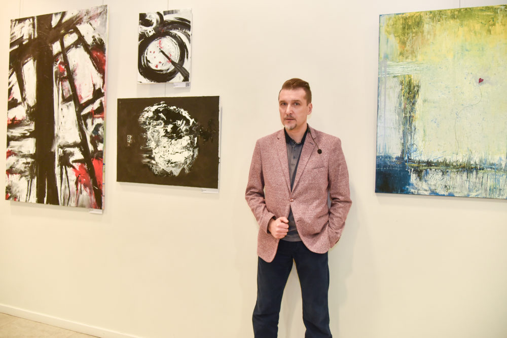 Panevėžio G. Petkevičaitės-Bitės viešojoje bibliotekoje eksponuojama garsaus mago Arvydo Gaičiūno paveikslų paroda „Spontaniški saviraiškos kodai /4-13-52/“. Abstraktų ekspresionizmą tapyboje mėgstantis autorius – profesionalus artistas, garsus magijos ir hipnozės meistras, performansų kūrėjas, magijos teatro „DiArchy“ įkūrėjas.