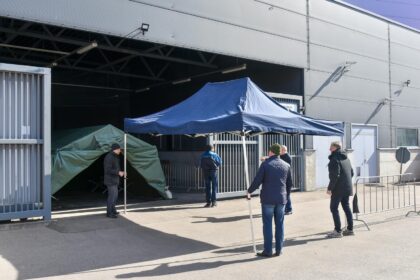 Mobilūs COVID-19 patikros punktai visoje Lietuvoje, išskyrus Vilnių, dėl reagentų trūkumo dirbs trumpiau.